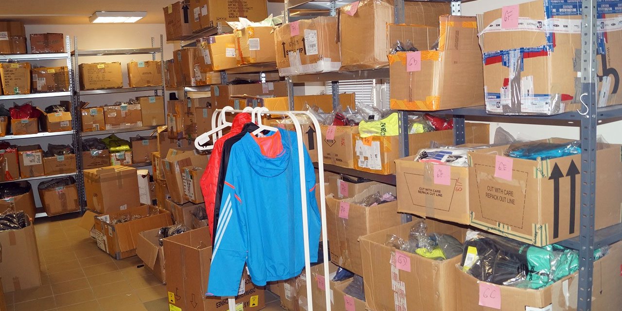 nike adidas reebok wholesale clothing shoes outlet clearance stock